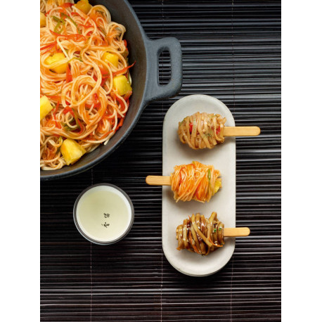 Nouilles aux légumes dans une sauce teriyaki sur brochette de bambou